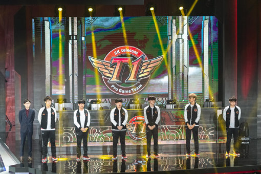 SK텔레콤 T1이 17일부터 대만 타이베이 헤핑 농구 경기장에서 시작하는 ‘미드 시즌 인비테이셔널’(MSI) 토너먼트 스테이지에 참가해 세 번째 우승 사냥에 나선다. 사진은 10일 베트남 하노이에서 진행한 그룹 스테이지 무대에 선 이재민 코치와 강민승, 김동하, 김태민, 이상혁, 박진성, 조세형(왼쪽부터). 사진제공｜라이엇게임즈