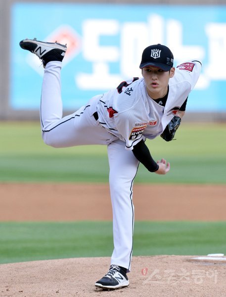 22일 경기도 수원 KT위즈파크에서 ‘2019 신한은행 MY CAR KBO리그’ KT 위즈와 두산 베어스의 경기가 열렸다. KT 선발투수 배제성이 힘차게 볼을 던지고 있다. 수원｜김민성 기자 marineboy@donga.com