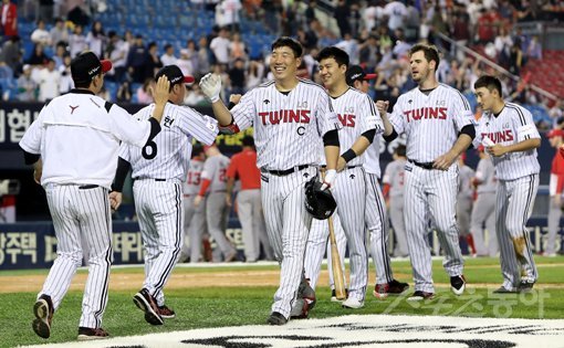 23일 서울 잠실야구장에서 열린 ‘2019 신한은행 MY CAR KBO리그’ SK 와이번스와 LG 트윈스의 경기에서 LG가 9회말 끝내기 승리를 거두며 4연패에서 탈출했다. LG 선수단이 기쁨을 나누고 있다. 잠실｜김진환 기자 kwangshin00@donga.com