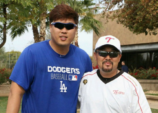 류현진과 김용일 코치(오른쪽). 사진제공｜에이스펙코퍼레이션