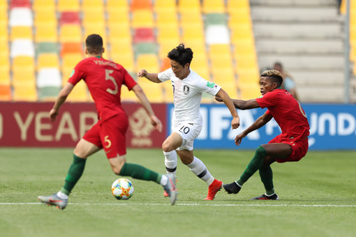 29일 폴란드 티히에서 열릴 U-20 월드컵 조별리그 F조 2차전에서 한국은 사활을 걸어야 한다. 꼭 이겨야 토너먼트 진출을 노릴 수 있다. 사진은 정정용호의 선봉에 나설 이강인(가운데)이 포르투갈과의 1차전에서 돌파를 하고 있는 모습. 사진제공｜대한축구협회