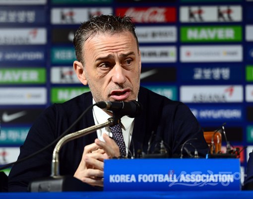 6월 호주, 이란과 평가전을 갖는 한국 축구대표팀 명단 발표가 27일 서울 종로구 축구회관에 열렸다. 파울루 벤투 감독이 취재진의 질문에 대답하고 있다. 김종원 기자 won@donga.com