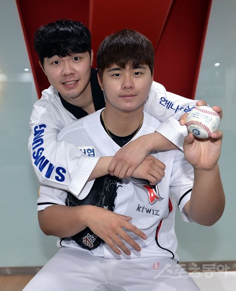 김훈(뒤쪽)-김민 형제. 수원|김민성 기자 marineboy@donga.com