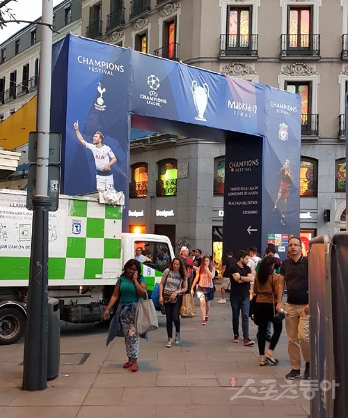 마드리드의 카야오 광장에 마련된 UCL 파이널 슈퍼스토어 부근에 설치된 조형물이 결전이 임박했음을 알려주고 있다. 마드리드 | 남장현 기자