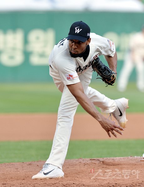 2일 인천 SK행복드림구장에서 ‘2019 신한은행 MY CAR KBO리그’ SK 와이번스와 한화 이글스의 경기가 열렸다. SK 선발투수 산체스가 힘차게 볼을 던지고 있다. 인천|김민성 기자 marineboy@donga.com