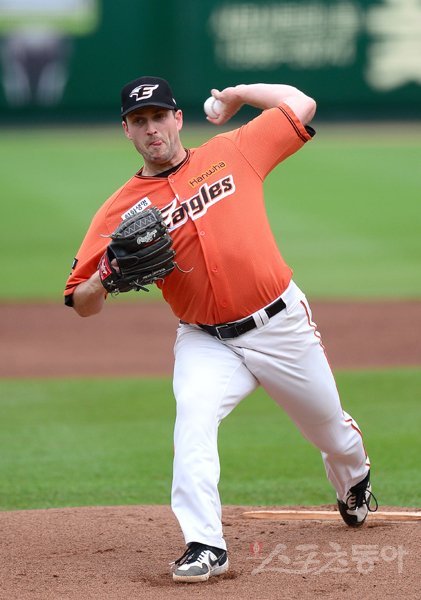 9일 대전 한화생명이글스파크에서 ‘2019 신한은행 MY CAR KBO리그’ LG 트윈스와 한화 이글스의 경기가 열렸다. 선발 투수로 등판한 한화 채드 벨이 역투하고 있다. 대전|김종원 기자 won@donga.com