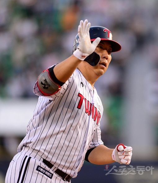 12일 서울 잠실야구장에서 ‘2019 신한은행 MY CAR KBO리그’ 롯데 자이언츠와 LG 트윈스의 경기가 열렸다. LG 김현수가 3회말 1사 2루에서 투런홈런을 친 후 3루 코치를 향해 세리머니를 하고 있다. 잠실｜김진환 기자 kwangshin00@donga.com