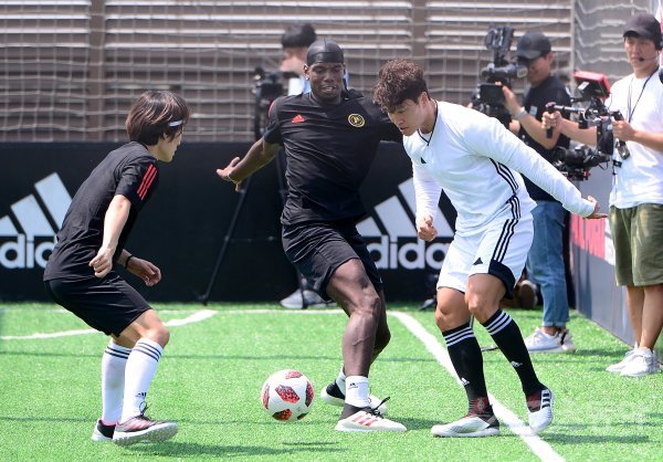 잉글랜드 프리미어리그(EPL) 맨체스터 유나이티드의 폴 포그바가 13일 서울 용산구 아디다스 더베이스 서울에서 열린 아시아 투어에서 가수 김종국(오른쪽)과 풋살 경기를 하고 있다. 김진환 기자 kwangshin00@donga.com