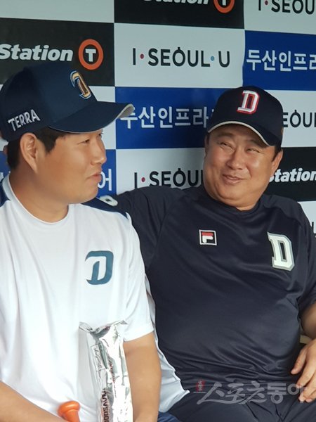 ‘같은 D, 다른 유니폼’. 올 시즌을 앞두고 프리에이전트(FA) 자격으로 NC 다이노스로 이적한 양의지(왼쪽)가 18일 잠실구장에서 두산 베어스 김태형 감독을 만나 이야기를 듣고 있다. 잠실|이경호 기자 rush@donga.com
