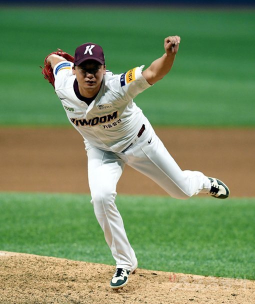 18일 서울 고척 스카이돔에서 ‘2019 신한은행 MY CAR KBO리그’ 키움 히어로즈와 KT 위즈의 경기가 열렸다. 9회초
무사에서 키움 마무리 오주원이 구원 등판해 볼을 던지고 있다. 고척|김민성 기자 marineboy@donga.com