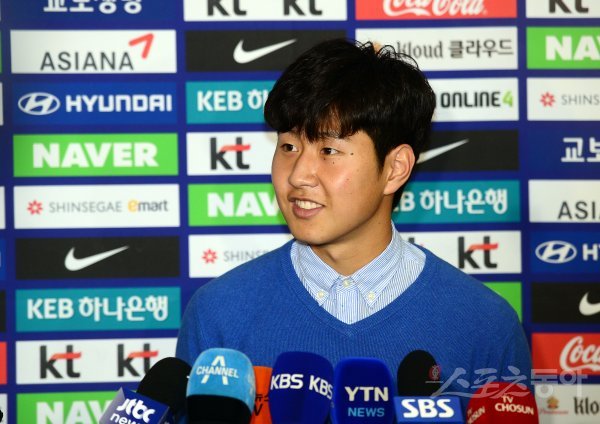 1일 서울 중구 소공동 웨스틴조선호텔에서 열린 ‘FIFA U-20 월드컵 준우승 기념 격려금 전달식’에서 이강인이 인터뷰를 하고 있다. 김종원 기자 won@donga.com