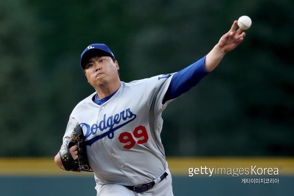 총성 없는 사이영상 전쟁이다. 5월 6경기에서 5승과 평균자책점 0.59를 기록하고 최고의 한 달을 보냈던 류현진(LA 다저스·사진)이 강력한 사이영상 경쟁자를 만났다. 6월 선발 등판한 6경기를 모두 승리로 장식한 맥스 슈어저(워싱턴 내셔널스)다. 한 달 사이 내셔널리그 이달의 투수상을 나눠 가졌던 둘은 이제 본격적인 사이영상 다툼을 시작했다. 사진=게티이미지코리아