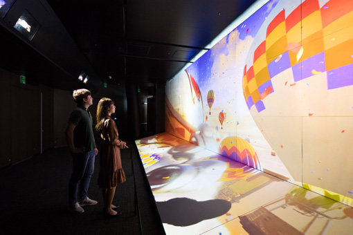 롯데월드가 개원 30주년을 맞아 롯데월드타워 서울스카이 117층에 문을 연 국내 최초 전망대 영상 미디어관 ‘스카이 쇼’. 사진제공｜롯데월드