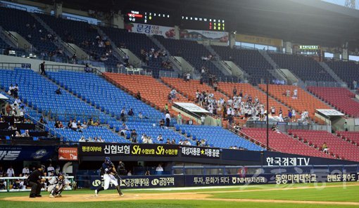 혹서기인 7·8월, 프로야구의 주말 경기 개시 시간이 야구 팬들의 편의를 반영하지 못한 오후 6시로 일괄 변경돼 진행되는 까닭에 현장에서는 관중 감소로 애를 먹고 있다. 사진은 스탠드가 텅 빈 채 경기가 진행되고 있는 잠실구장. 스포츠동아DB