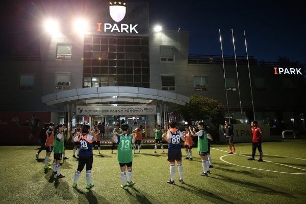 K리그2 부산 아이파크가 여성 축구 활성화를 위해 아디다스코리아와 함께 ‘아디다스 마이드림 FC W’ 수업을 진행하고 있다. 사진제공 | 부산 아이파크