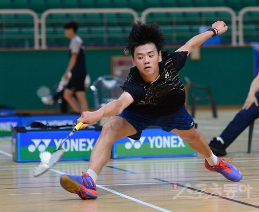 17일 전라남도 화순 하니움문화스포츠센터와 이용대체육관에서 열린 제10회 ‘이용대 올림픽제패기념 2019 화순 전국학교대항 및 실업대항 배드민턴선수권대회’ 남자중학부 단식 8강에서 대방중 김병재가 리턴을 하고 있다. 화순|김종원 기자 won@donga.com