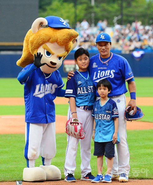 2017년 올스타전을 앞두고 열린 시구행사에서 이승엽이 아들 은혁, 은준 군과 시구를 마치고 기념 사진을 찍고 있는 모습. 스포츠동아DB