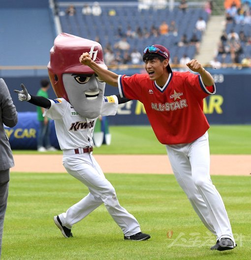 21일 창원NC파크에서 ‘2019 신한은행 MY CAR KBO리그’ 올스타전이 열렸다. 경기 전 열린 슈퍼레이스에서 나눔올스타 키움 이정후가 우승이 확정된 후 환호하고 있다. 창원｜김진환 기자 kwangshin00@donga.com