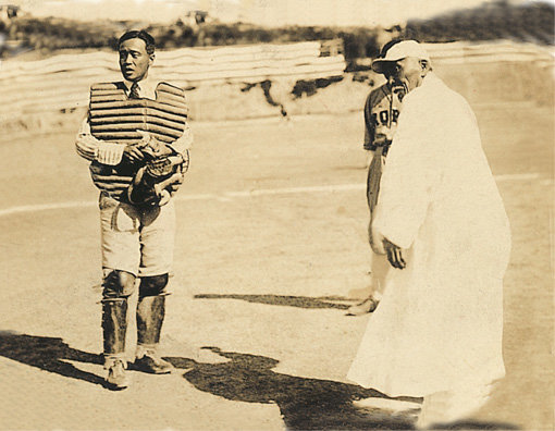 1920년 열린 전국체전의 전신, 전조선야구대회 당시 시구자로 나선 독립운동가 이상재 선생(오른쪽)의 모습. 허성무 창원시장은 21일 KBO 올스타전에서 이 도포 시구를 재연했다. 사진제공｜대한체육회