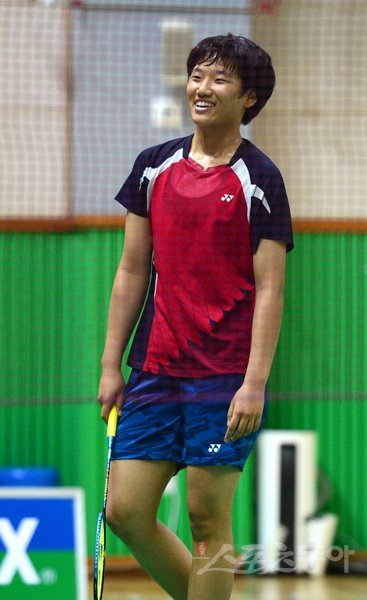 광주체고 안세영은 19일 막을 내린 ‘2019 이용대 올림픽제패기념 전국학교대항 배드민턴 선수권대회’에서 가장 돋보이는 활약을 펼친 ‘한국 배드민턴의 미래’였다. 여자고등부 복식과 단식에서 모두 우승하며 대회 2관왕에 올랐다. 사진은 단식 결승 도중 환하게 웃고 있는 안세영. 스포츠동아DB