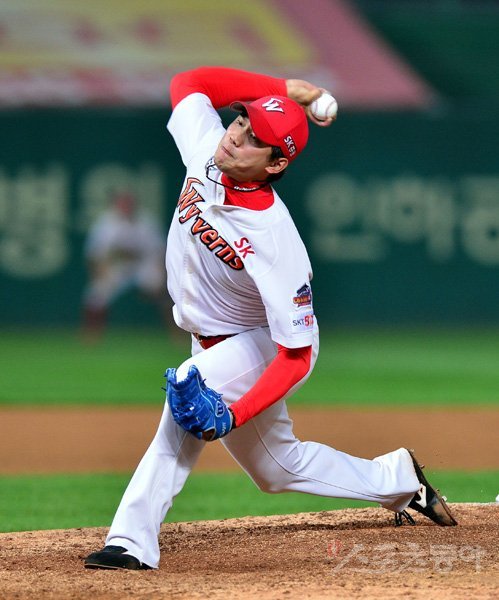 SK 서진용은 데뷔 후 최고의 한 해를 보내고 있다. 전반기에만 21홀드를 기록해 2012시즌 박희수가 작성한 팀 한 시즌 최다 34홀드를 넘어설 기세다. “몸에 힘을 빼고 회전력을 이용해 앞에서 던지니 제구가 좋아졌다”는 게 그가 밝힌 비결이다. 스포츠동아DB