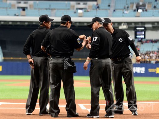 KBO가 24일 심판 운영 개선안을 발표하며 강도 높은 심판개혁에 나섰다. 시즌 도중 칼을 빼든 것이 이례적이다. 심판에 대한 신뢰를 회복하겠다는 강한 의지를 담아 심판 교육 등 다양한 대책을 내놓았다. 스포츠동아DB