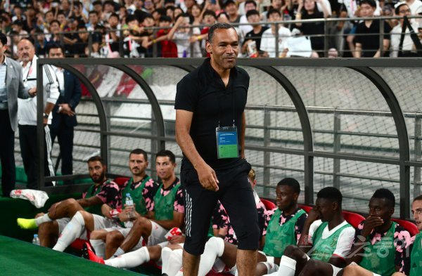 26일 서울월드컵경기장에서 열린 ‘팀 K리그 vs 유벤투스 FC Friendly Match 2019 in Seoul‘에 선발 출장하지 않은 유벤투스 호날두가 모라이스 감독과 인사한 후 벤치에 앉아 있다. 상암 | 김종원 기자 won@donga.com