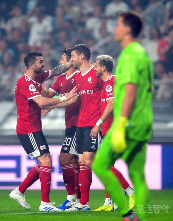 26일 서울월드컵경기장에서 열린 ‘팀 K리그 vs 유벤투스 FC Friendly Match 2019 in Seoul‘에서 팀 k리그 오스마르가 선제골을 성공시킨 후 발렌티노스와 기뻐하고 있다.상암 | 김종원 기자 won@donga.com