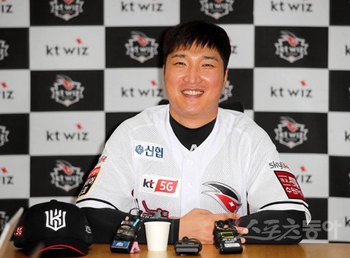 28일 경기도 수원 KT위즈파크에서 ‘2019 신한은행 MY CAR KBO리그’ LG 트윈스와 KT 위즈의 경기가 열렸다. 이진영이 경기 전 열린 은퇴식 기자회견에서 소감을 밝히고 있다. 수원|김진환 기자 kwangshin00@donga.com