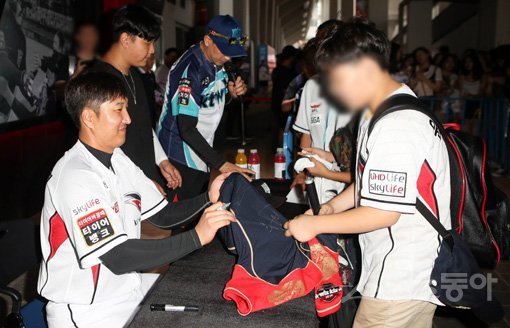 28일 경기도 수원 KT위즈파크에서 ‘2019 신한은행 MY CAR KBO리그’ LG 트윈스와 KT 위즈의 경기가 열렸다. 이진영이 경기 전 열린 사인회에서 어린이 팬에게 사인을 해주고 있다. 수원|김진환 기자 kwangshin00@donga.com