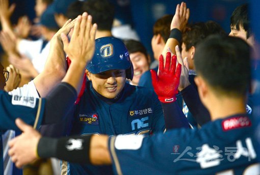 28일 서울 고척스카이돔에서 ‘2019 신한은행 MY CAR KBO리그’ NC 다이노스와 키움 히어로즈 경기가 열렸다. 3회초 2사 만루 NC 강진성이 좌월 만루 홈런을 날리고 그라운드를 돌아 홈인해 하이파이브하고 있다. 고척|김종원 기자 won@donga.com