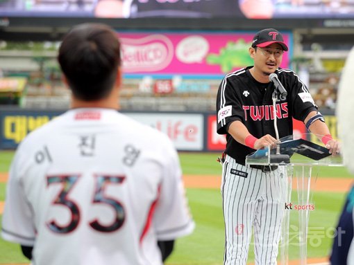 28일 경기도 수원 KT위즈파크에서 ‘2019 신한은행 MY CAR KBO리그’ LG 트윈스와 KT 위즈의 경기가 열린다. LG 박용택이 경기 전 열린 이진영의 은퇴식에서 은퇴사를 낭독하고 있다. 수원|김진환 기자 kwangshin00@donga.com