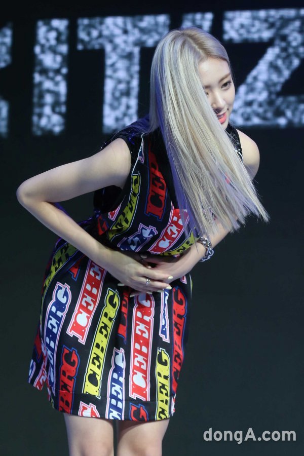 유나, 공손한 인사