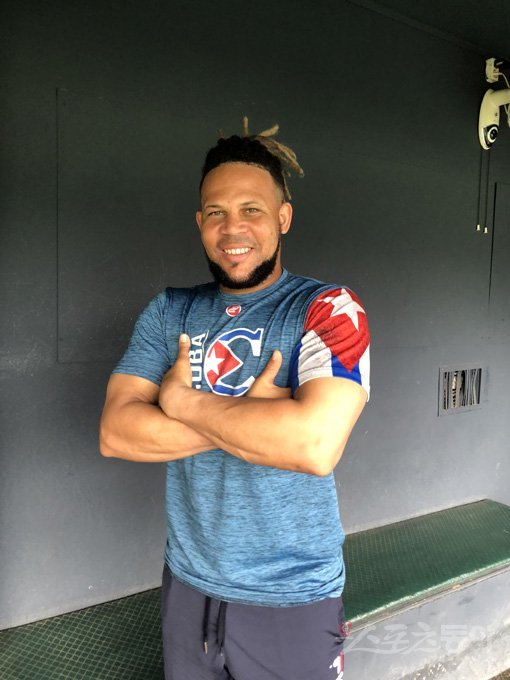 두산 베어스 호세 미구엘 페르난데스가 잠실구장에서 인터뷰를 마친 뒤 포즈를 취하고 있다. 잠실|강산 기자 posterboy@donga.com