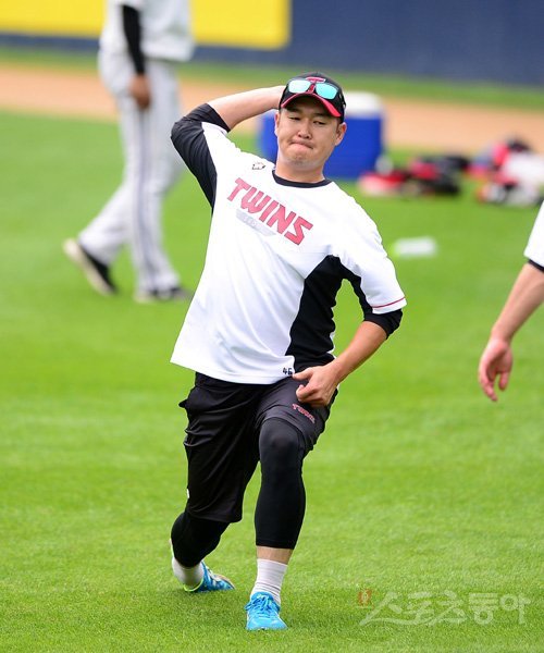 30일 서울 잠실야구장에서 ‘2019 신한은행 MY CAR KBO리그’ 키움 히어로즈와 LG 트윈스의 경기가 열렸다. 지난 28일 트레이드되어 온 LG 송은범이 야외에서 훈련을 하고 있다. 잠실｜김진환 기자 kwangshin00@donga.com