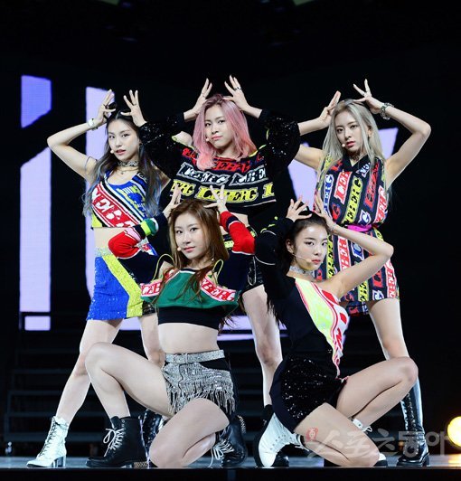 차세대 케이팝 스타로 자리매김하고 있는 걸그룹 있지. 29일 첫 번째 미니앨범 ‘있지 아이씨’(IT’z ICY)를 발표하고 ‘여름퀸’을 노린다. 김민성 기자 marineboy@donga.com