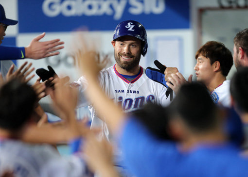 삼성이 30일 대구 롯데전에서 5-2로 이기고 올 시즌 3번째 4연승을 달렸다. 이날 홀로 3타점을 올린 맥 윌리엄슨이 덕아웃에서 환하게 웃고 있다. 사진제공|스포츠코리아