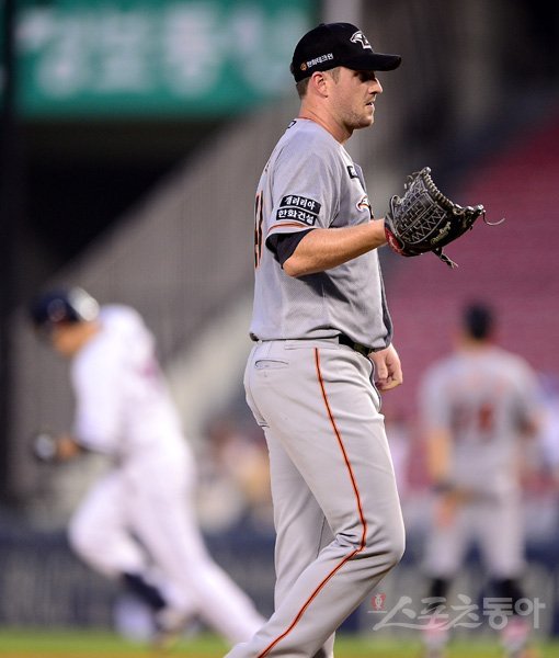 7일 서울 잠실야구장에서 ‘2019 신한은행 MY CAR KBO리그’ 한화 이글스와 두산 베어스의 경기가 열렸다. 한화 선발 채드 벨이 3회말 1사 두산 상대 타자에게 솔로홈런을 허용한 후 아쉬워하고 있다. 잠실｜김진환 기자 kwangshin00@donga.com
