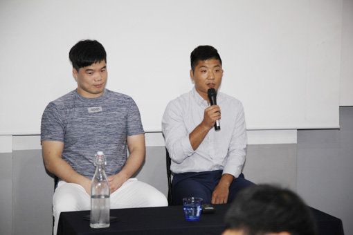 로드FC 전 라이트급 챔피언 권아솔(오른쪽)이 8일 서울 서초구 강남아르누보시티 호텔에서 기자회견을 열고 자신의 복귀 소식을 직접 알렸다. 로드FC 김대환 대표(왼쪽)가 동석해 권아솔의 복귀 소감을 듣고 있다. 사진제공|로드FC