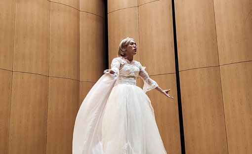 8일 중앙대 아트센터 대극장에서 열린 대학(일반)부 예선에서 남성 참가자가 여장 차림으로 자유곡을 부르고 있다.