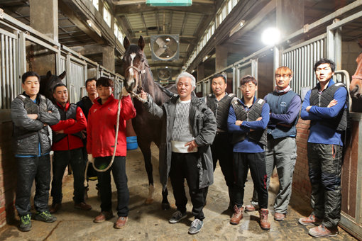 렛츠런파크 서울 최강팀 선발전이 10일부터 시작된다. 2016년 서울 선발전 1위를 차지한 박대흥 조교사(가운데)와 18조 팀원들. 사진제공｜한국마사회
