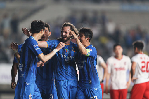 ‘하나원큐 K리그1 2019’에 독주는 없다. 선두 울산 현대부터 2위 전북 현대, 3위 FC서울은 촘촘한 간격으로 대치 중이다. 탄탄한 전력을 갖춘 울산도 방심할 수 없는 상황이다. 이제부터는 실력 이상의 간절함이 필요하다. 사진은 울산 선수들의 모습. 사진제공｜한국프로축구연맹