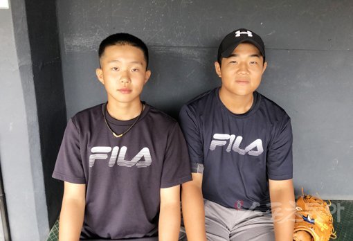 8일 잠실구장을 찾았다가 두산 김태형 감독에게 잊지 못할 선물을 받은 경포중학교 야구부 2학년 최승욱(왼쪽), 이영진 군. 잠실｜강산 기자 posterboy@donga.com