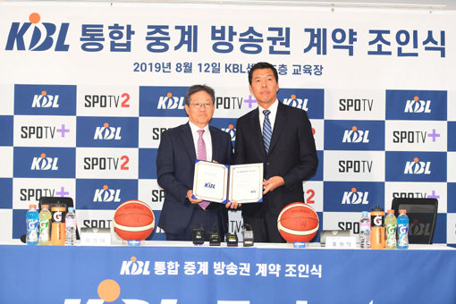 12일 논현동 KBL센터 5층 교육장에서 KBL 통합 중계 방송권 조인식, KBL 이정대 총재-에이클라 홍원의 대표. 사진제공 | KBL