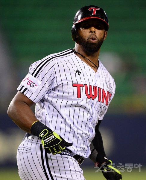 13일 서울 잠실야구장에서 ‘2019 신한은행 MY CAR KBO리그’ 키움 히어로즈와 LG 트윈스의 경기가 열렸다. LG 페게로가 5회말 2사 만루에서 만루홈런을 치고 있다. 잠실｜김진환 기자 kwangshin00@donga.com