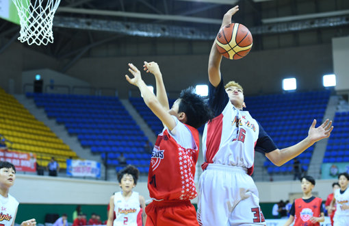 18일 문경 국군체육부대 선승관에서 열린 ‘2019 KBL 유소년클럽 농구대회’ 초등학교 고학년부 결승전 서울 SK와 울산 현대모비스의 경기에서 SK 다니엘(오른쪽)이 블로킹하고 있다. 사진제공|KBL