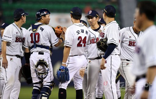 28일 서울 잠실야구장에서 ‘2019 신한은행 MY CAR KBO리그’ 두산 베어스와 SK 와이번스의 경기가 열렸다. 두산이 SK에 4-2로 승리하며 6연승을 달성한 뒤 선수들이 그라운드에서 기쁨을 나누고 있다. 잠실｜김민성 기자 marineboy@donga.com