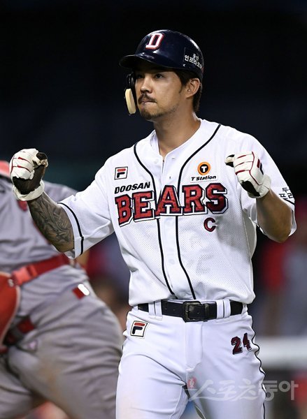 28일 서울 잠실야구장에서 ‘2019 신한은행 MY CAR KBO리그’ 두산 베어스와 SK 와이번스의 경기가 열렸다. 8회말 2사 만루에서 두산 3루 주자 오재원이 홈스틸을 성공한 뒤 환호하고 있다. 잠실｜김민성 기자 marineboy@donga.com