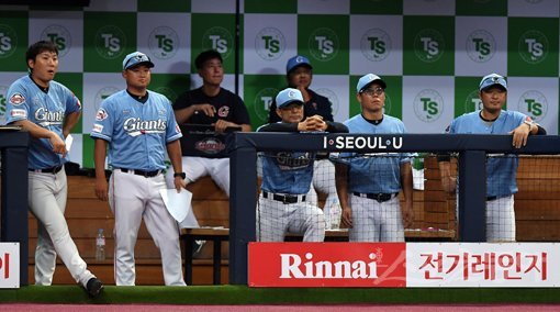 29일 서울 고척스카이돔에서 ‘2019 신한은행 MY CAR KBO리그’ 키움 히어로즈와 롯데 자이언츠의 경기가 열렸다. 9회초 롯데 공격 때 공필성 감독 및 코치들이 경기를 지켜보고 있다. 고척｜김민성 기자 marineboy@donga.com