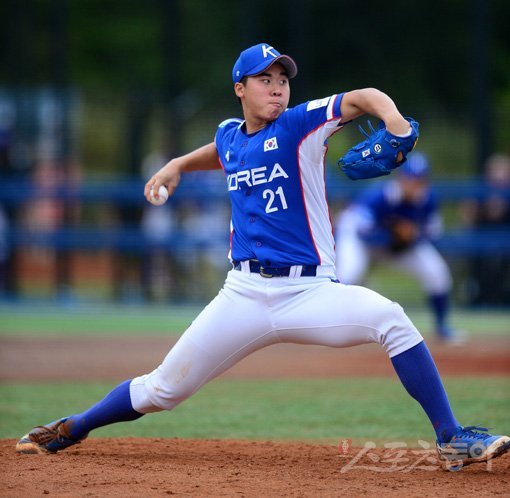 3일 부산 기장군 현대차드림볼파크에서 제29회 세계청소년야구선수권대회(U-18) A조 조별리그 한국과 중국의 경기가 열렸다. 4회말 교체 등판한 한국 장재영이 역투하고 있다. 기장｜김종원 기자 won@donga.com